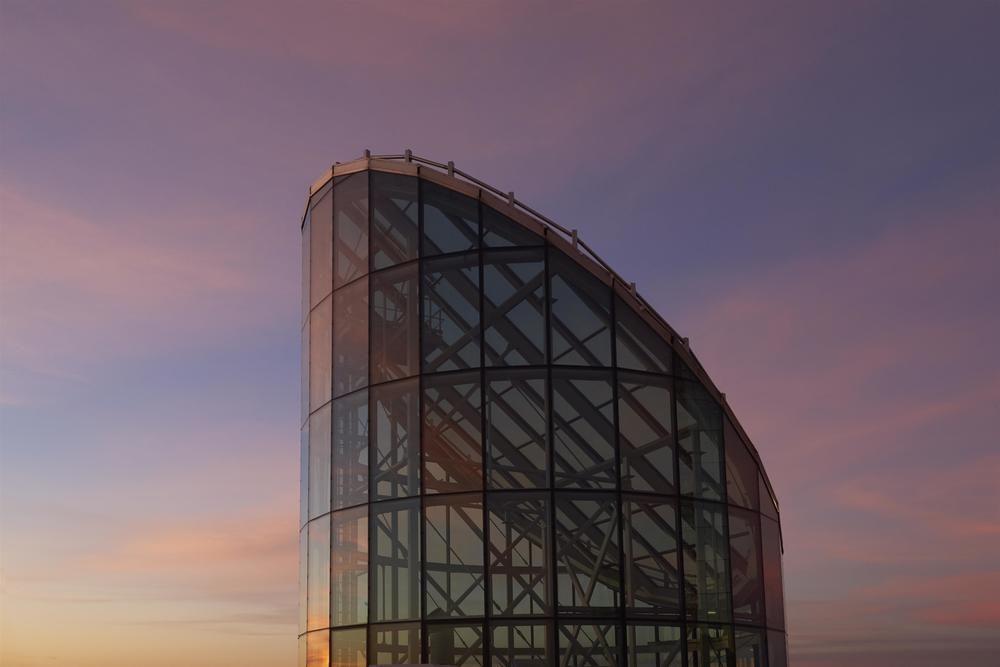 华沙威斯汀酒店 外观 照片 The glass facade of the tower