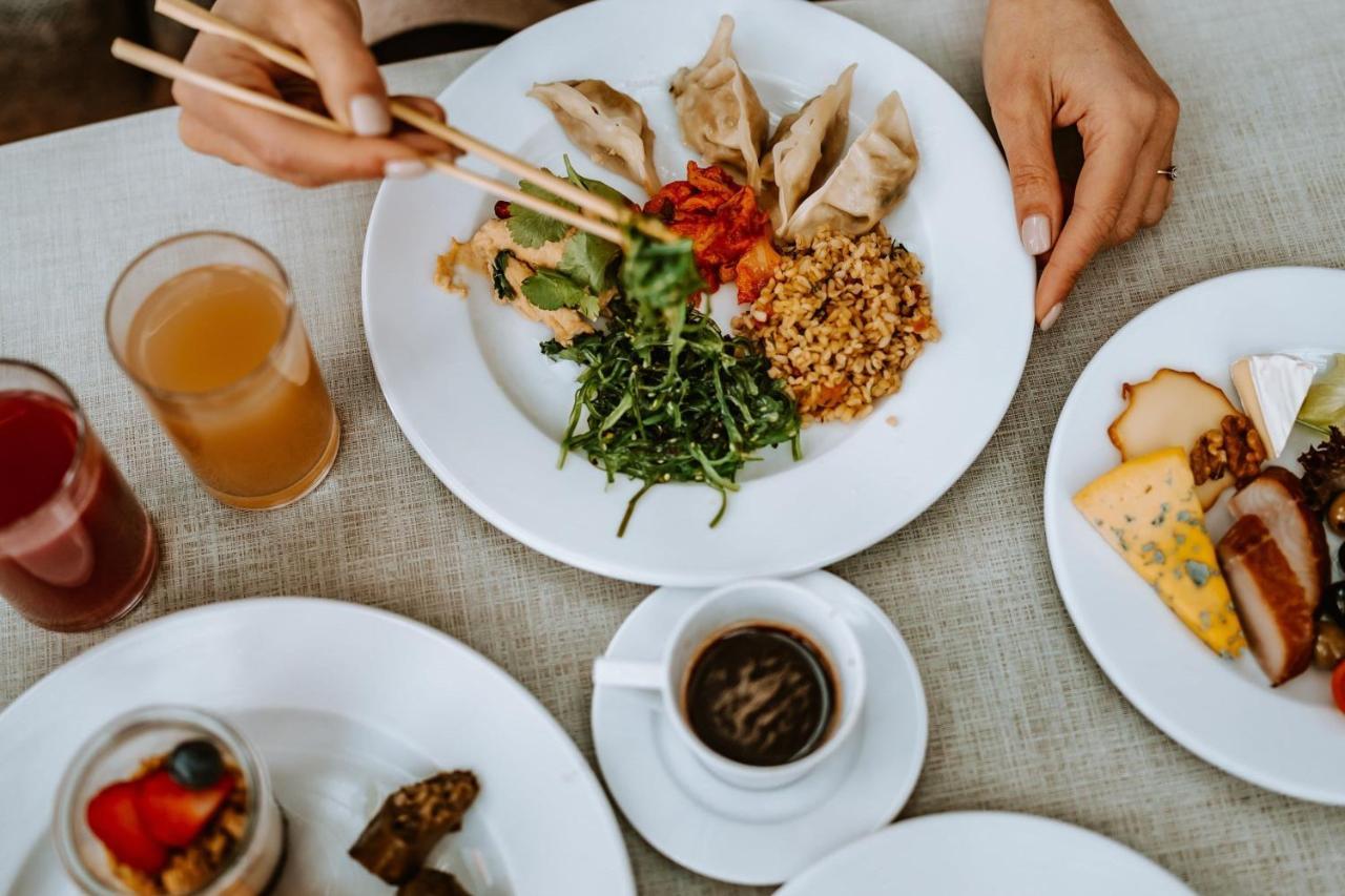 华沙威斯汀酒店 外观 照片 A meal at a restaurant