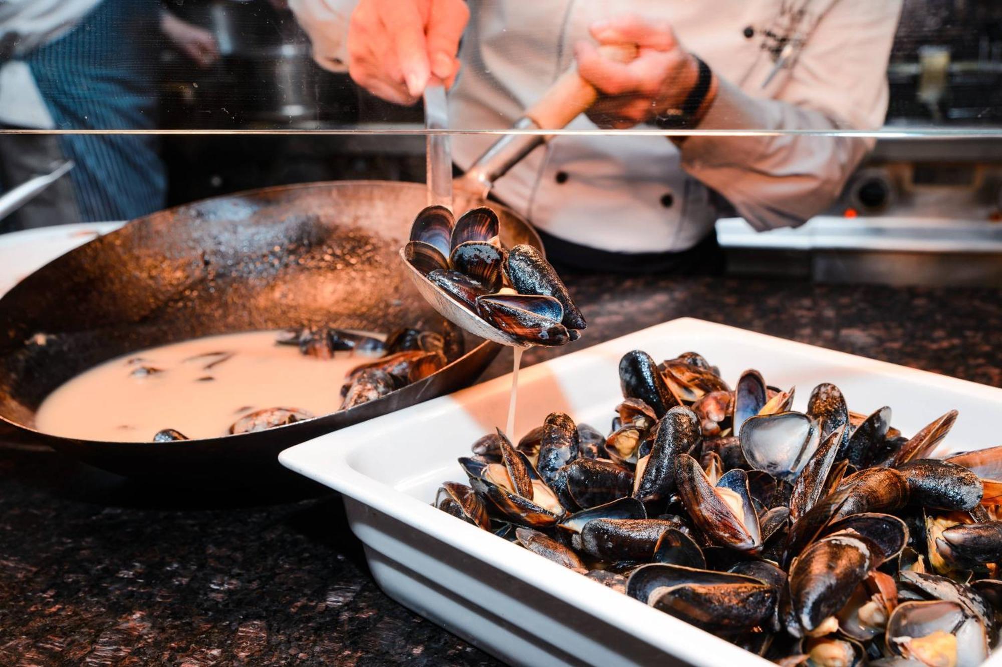 华沙威斯汀酒店 外观 照片 Preparation of mussels